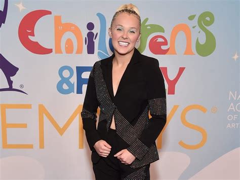 joj siwa pregnant|Jojo Siwa Criticized for Appearing to Joke About Fake。